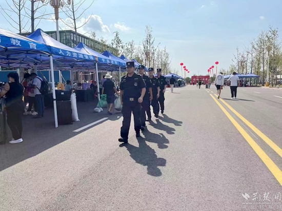 開學首日，民警在校園內開展巡邏防控1.jpg