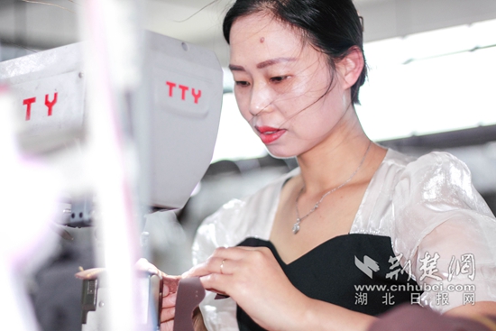 圖為湖北浙聯(lián)鞋服公司制鞋車工袁粉章正在進(jìn)行制鞋雙針工序.jpg