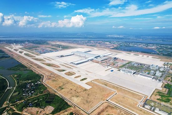 濱江擁湖的鄂州機場-牛暢，拍攝于2022年6月初，主題：鄂州花湖機場地理優(yōu)勢優(yōu)越，周邊生態(tài)環(huán)境良好，通過花馬湖水系綜合治理使得機