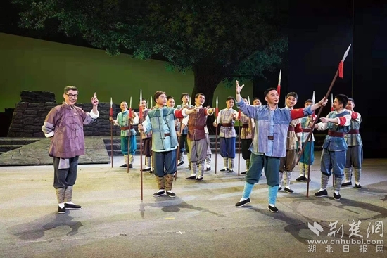 革命歷史題材楚劇《天明天亮》演出現(xiàn)場(chǎng)。通訊員供圖.webp.jpg