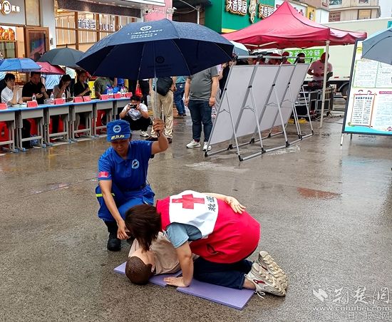 藍天救援隊和區(qū)紅十字會工作人員講解演示心肺復蘇動作要領_副本.jpg.jpg
