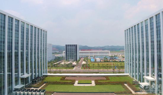 鄂州花湖機(jī)場(chǎng)貨運(yùn)站。記者 胡小軍 攝.jpeg