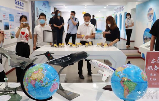 燕磯社區(qū)黨員群眾服務(wù)中心參觀體驗(yàn)。記者 胡小軍 攝.jpeg