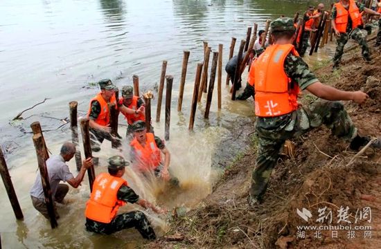 7月13日，武警官兵在高橋河執(zhí)行封堵管涌的任務(wù)_副本.jpg.jpg