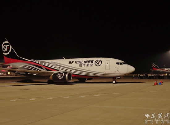 順豐B737-300駛向停機(jī)位。金康 攝.jpg