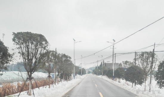 省道S356董家垅-朱新線路口9.3公里，都清理到邊，路面不見(jiàn)雪 高橋鎮(zhèn).jpg