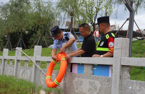 雙鶴派出所民輔警在轄區(qū)重點(diǎn)水域排查隱患，裝配救生工具.jpg