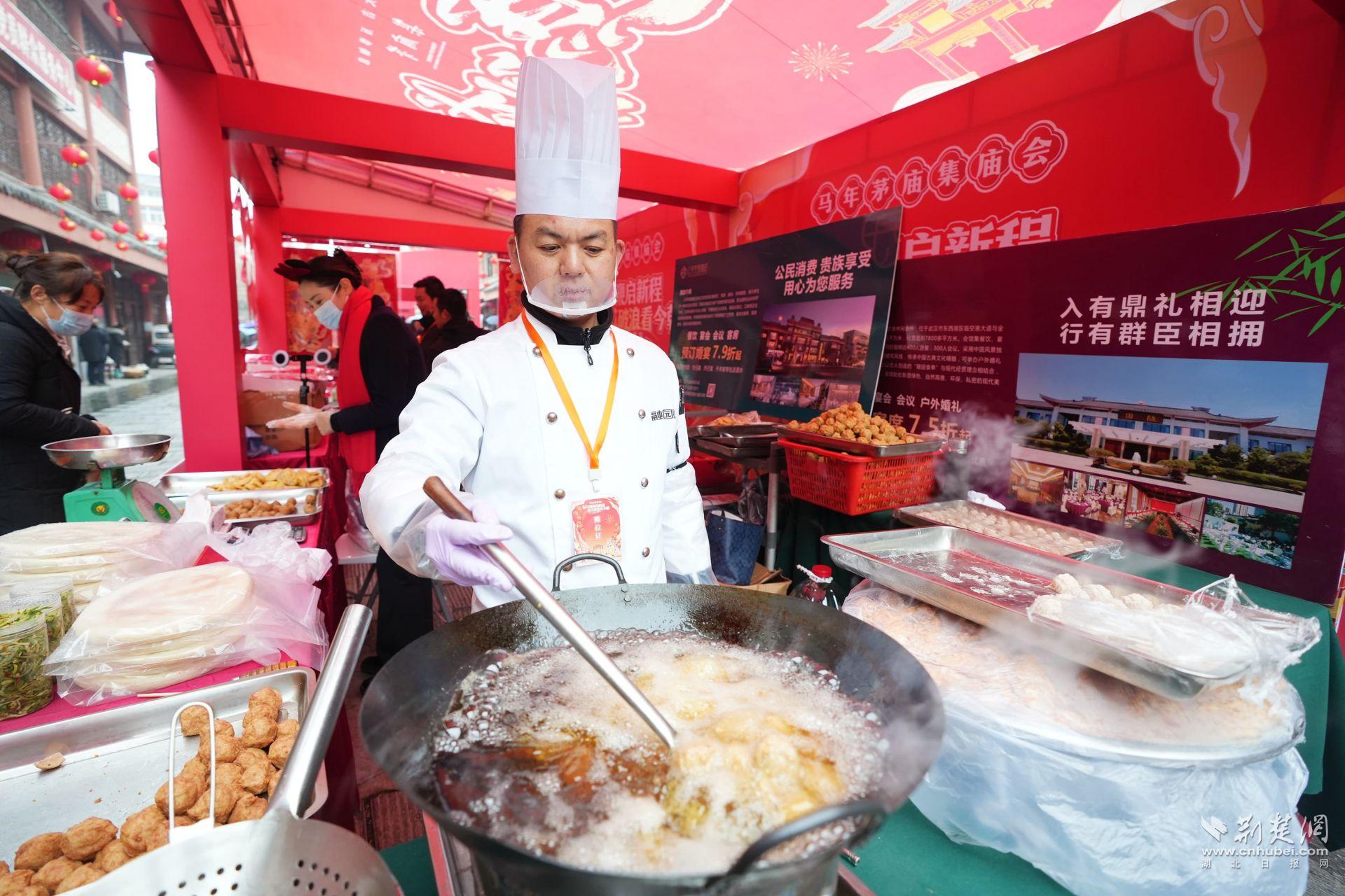 現(xiàn)場臘味、鹵貨、炸圓子吸引市民前來品嘗購買 (1).JPG.JPG