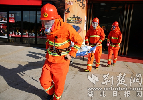 專職隊(duì)隊(duì)員營(yíng)救被困員工_副本.jpg 專職隊(duì)隊(duì)員營(yíng)救被困員工_副本.jpg